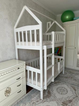 Детская двухъярусная кровать