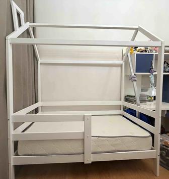 Детская кровать домик