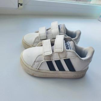 Детские кроссовки фирмы Adidas