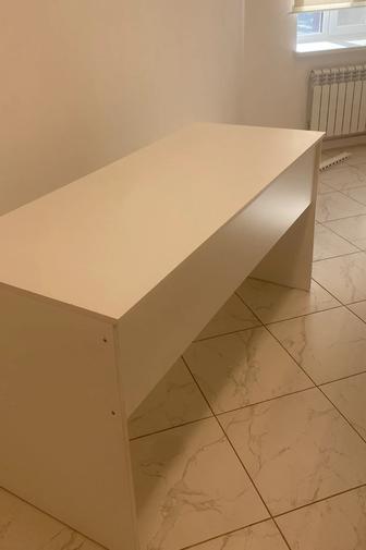 Стол из прочного ЛДСП, белый цвет.