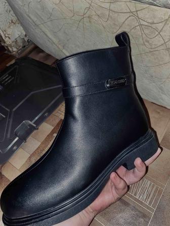 Ботинка на зиму 42-43размер ,черный новая