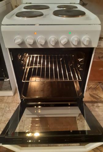 Электроплита с Духовкой , Плитка разогревает на все 100. Чистая!