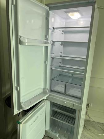 Продам встроенный холодильник Ariston