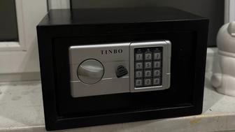 Продается Сейф с кодом и ключом