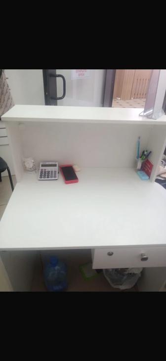 Продам Ресепшн белый не большой