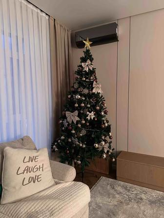 Елка с игрушками и гирляндами, высота 2,4 м