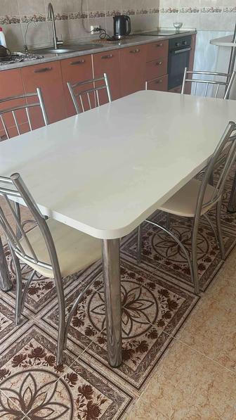 Продам кухонный стол с 5 стульями