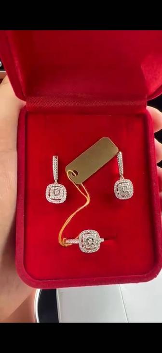 Серьги золотые с бриллиантом