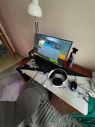 Игровой компьютер с монитором и периферией