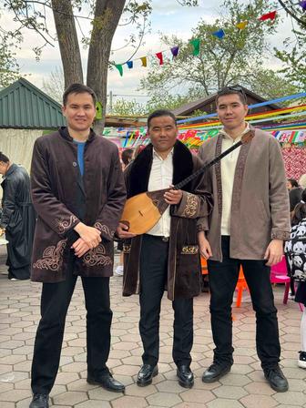 Домбырашы, асаба, күйші-әнші