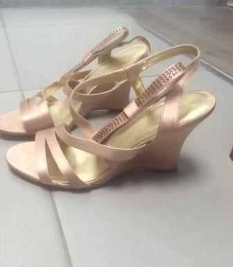 Продам босоножки nine west