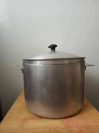 ПРОДАМ ДЁШЕВО кастрюлю, С КРЫШКОЙ, алюминиевую, среднюю 6л, советскую БУ