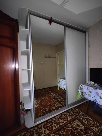 Продам шкаф-купе белого цвета, h-2.40, ширина1.85, с полочкой 2м., гл.60см.