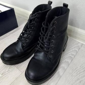 Срочно продам 36 ботинки