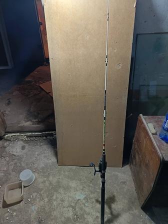 Продам спиннинг крокодил 1.8 набор воблеров, кормушку.