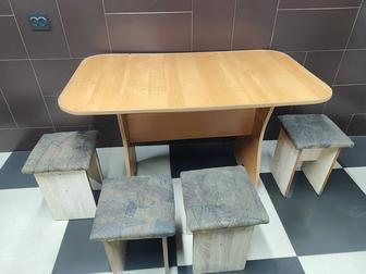Стол и 4 стульев