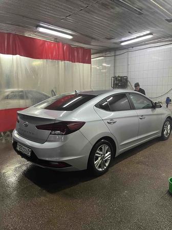 Водитель на своем легковом авто