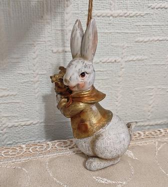 Ёлочная игрушка Заяц с корзинкой.