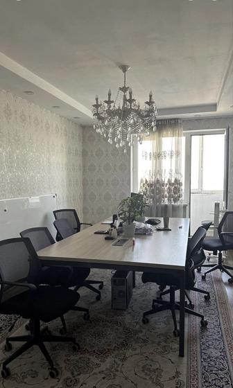 Большой офисный стол для переговоров стулья