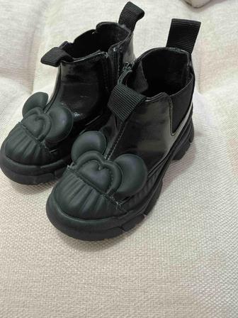 Продам кроссовки на девочку