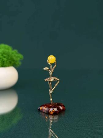 Редкая фигурка балерина два вида янтаря