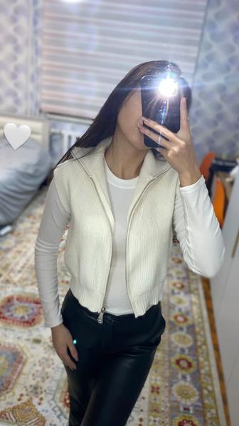 Жилетка женская, теплая молочного цвета