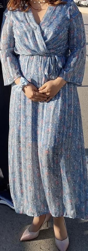 Вечернее платье голубого цвета