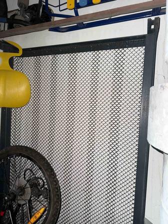 Железная старая кровать