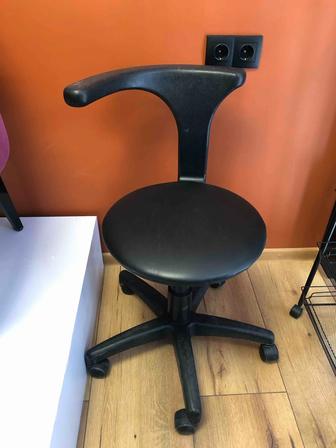 Продам стулья на ролике