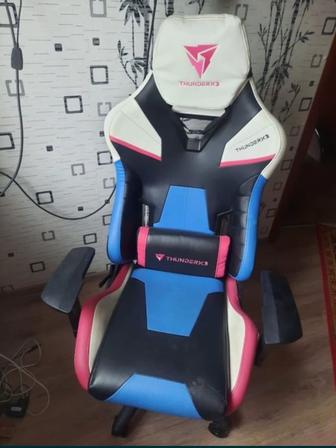 Продам игровое кресло ThunderX3