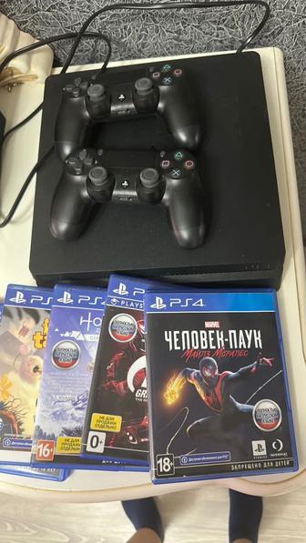 Продам Ps 4 новый с двумя джойстиками