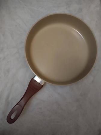 Большая глубокая сковорода.