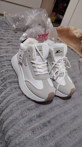 женские кроссовки