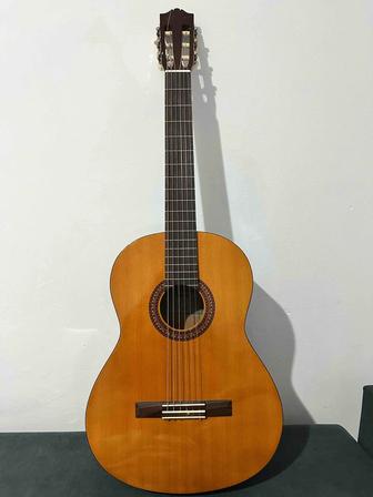 Продам классическую гитару Yamaha C45