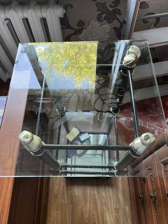 Продам стеклянную напольную этажерку