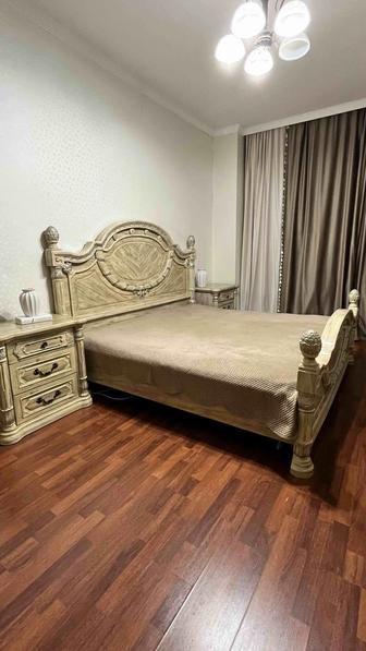 Срочно продам кровать с двумя прикроватными тумбочками!