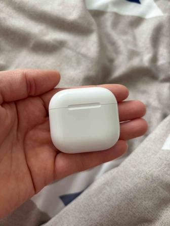 продам кейс и правый наушники Airpods 4