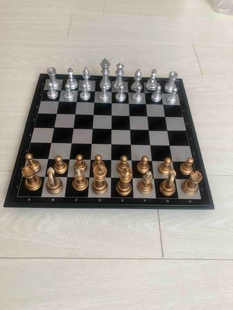 Шахматы/настольная игра. Фигуры на магнитах. Размер доски 32 на 32см.