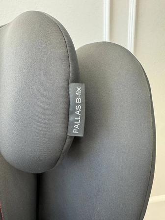 Cybex Pallas B-Fix 0/1/2/3 (до 36 кг) темно-серого цвета.