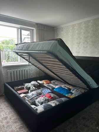 Кровать а подъемным механизмом