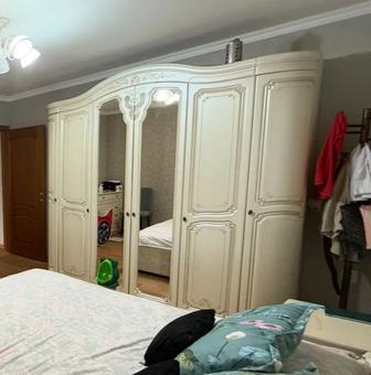 Шкаф с зеркалом, и комодом