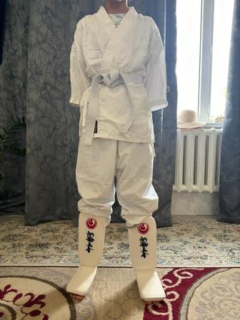 Продам кимоно комплект (пояс, перчатки, футы)