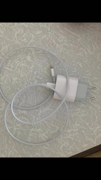 Продам оригинальную зарядку на айфон