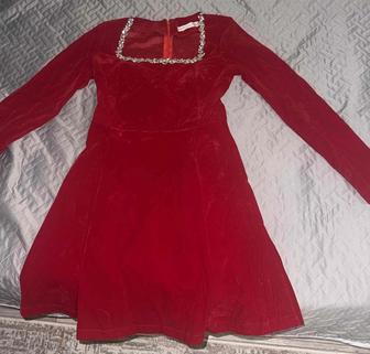 Яркое красное платье