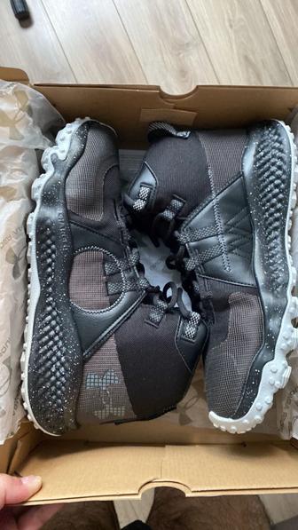 Продам мужские кроссовки Under armor для трекинга