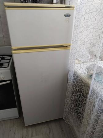 Холодильник продам срочно.