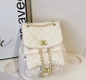 Белый рюкзак от Chanel