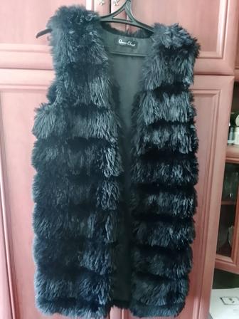Меховая жилетка.