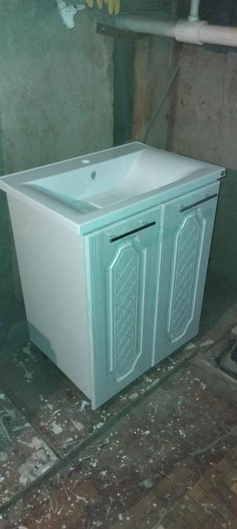 Умывальник раковинасы жаңа 
 шкабы мен жаңадай бу.