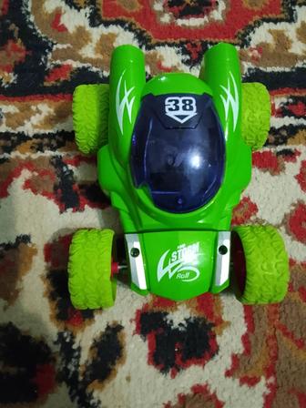 Продам заводную машинку